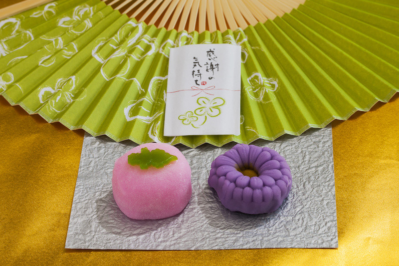 扇子と生菓子
